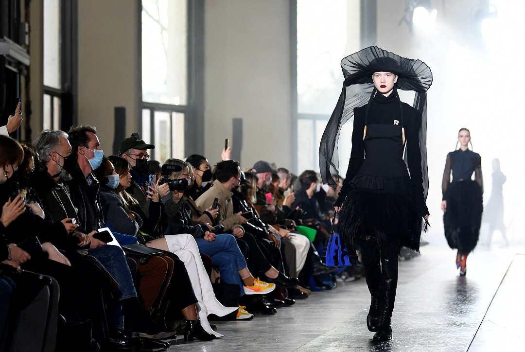 ޕެރިސް ފެޝަން ވީކްގެ ފެޝަން ހައުސް ރޯޝަސް ޝޯވގައި ދައްކާލި ޑިޒައިނަރ ޗާލްސް ޑި ވިލްމޮރިންގެ 2022/2023 ފޯލް-ވިންޓަރ ވިމެންސް ރެޑީ-ވެއަރ ކަލެކްޝަންގެ ހެދުމެއް - ފޮޓޯ: ރޮއިޓަރސް