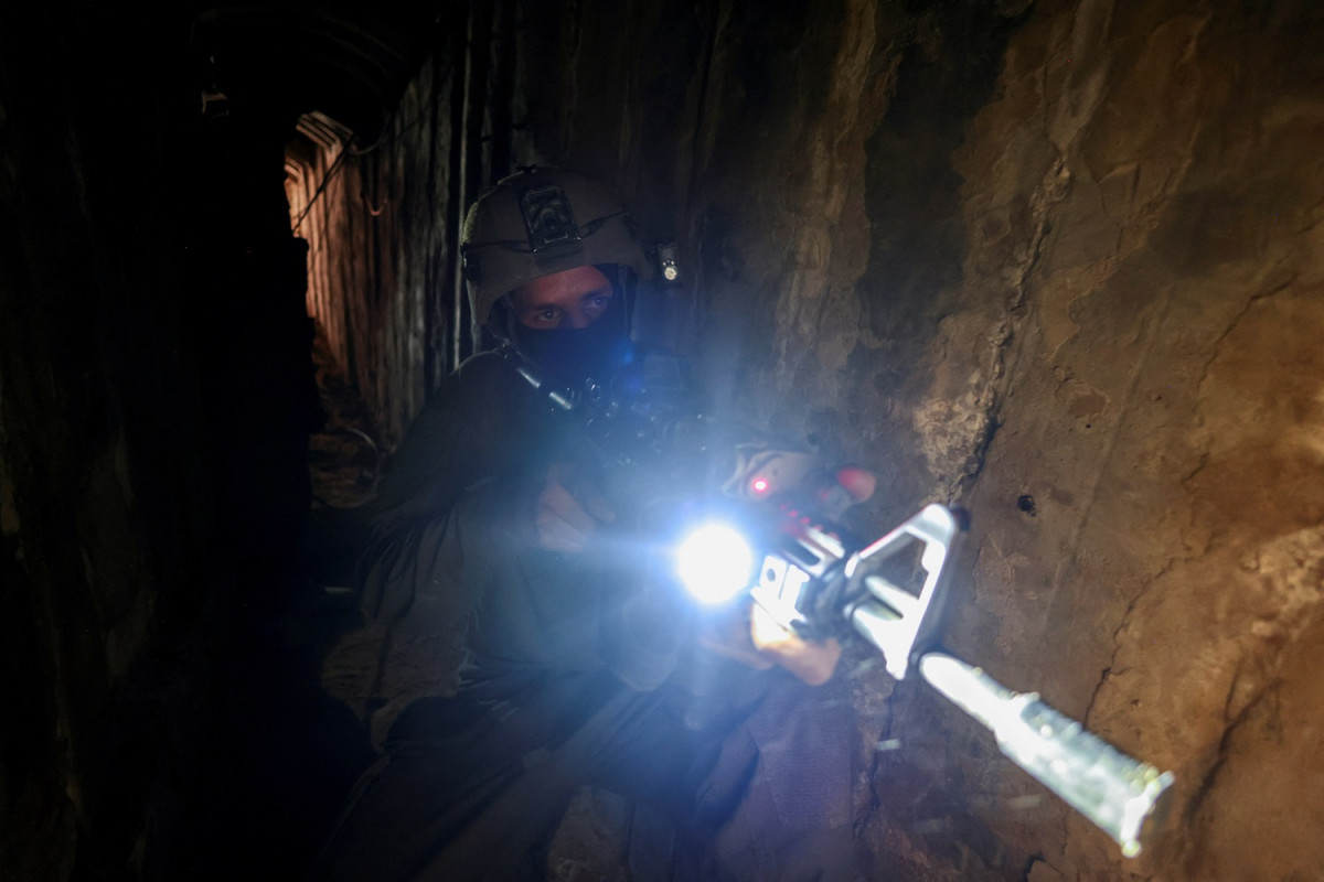 ޣައްޒާ ސިޓީގެ އައްޝިފާ ހޮސްޕިޓަލް ގެ ގޯތިތެރޭ ގައިވާ ޓަނަލެއް ގައި އިސްރާއީލު ސިފައިން ހަރަކާތްތެރިވަނީ - ފޮޓޯ: ރޮއިޓަރސް