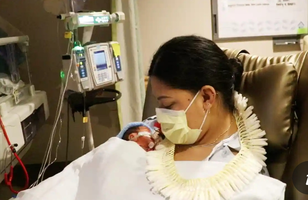 ފްލައިޓް ތެރޭގައި ވިހޭ އަންހެން މީހާ އާއި އޭނާގެ ތުއްތު ދަރިފުޅު