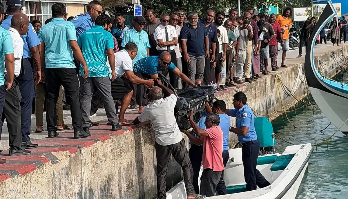 އޭދަފުށި ފަޅުތެރޭ މޫދުން މަރުވެފައި އޮއްވާ ފެނުނު މީހާގެ ހަށިގަނޑު އެ ރަށަށް ގެންދަނީ.