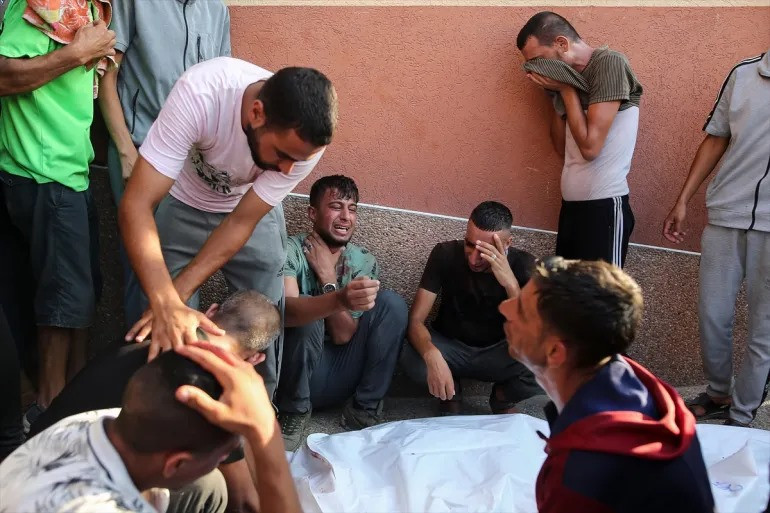 ހޯމަ ދުވަހު ދެކުނު ގާޒާގެ ޚާން ޔޫނިސްއަށް އިސްރާއީލުގެ ސިފައިން ދިން ހަމަލާގައި މަރުވި މީހެއް ކައިރީގައި ފަލަސްތީނުގެ ރައްޔިތުންތަކެއް ހިތާމަކުރަނީ