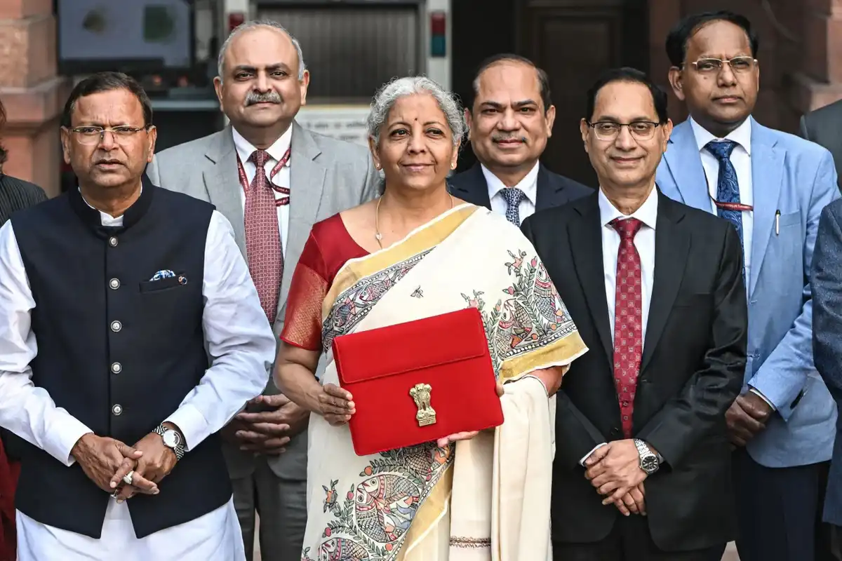 އިންޑިއާގެ މަރުކަޒީ ބަޖެޓް ހުށަހެޅުއްވުމަށްޓަކައި، އެ ގައުމުގެ ފިނޭންސް މިނިސްޓަރު ނިރްމަލާ ސީތާރާމަން އާއި ފިނޭންސް މިނިސްޓްރީގެ އިސް ބޭފުޅުން ނިއުދިއްލީގައި ހުންނަ އެ މިނިސްޓްރީން ނުކުމެވަޑައިގެން ޕާލަމެންޓަށް ވަޑައިގަންނަވަނީ - ފެބްރުއަރީ 1، 2025.