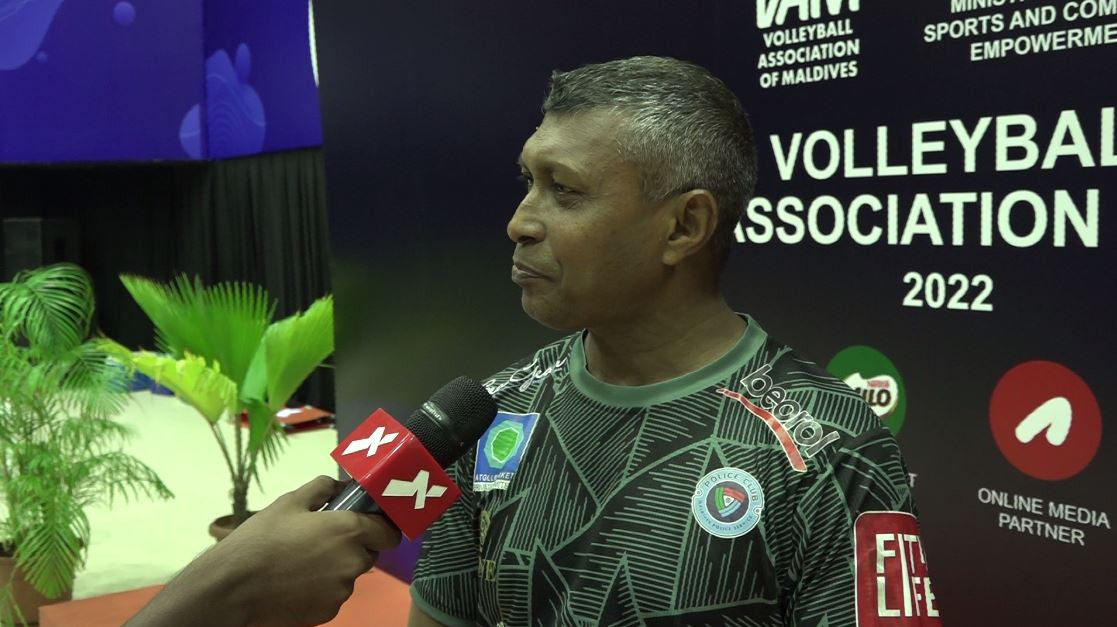 ޕޮލިސްގެ ކޯޗު ފައްލޯ