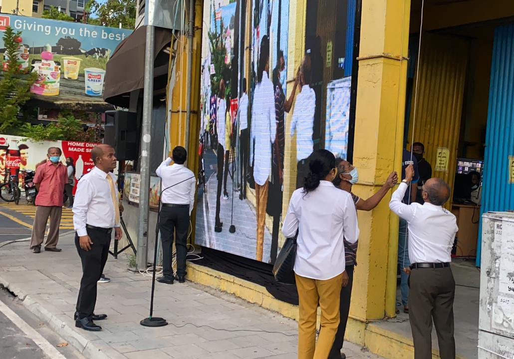 އެމްޑީޕީގެ 16 ވަނަ އަހަރީ ދުވަހުގެ ދިދަ ނެގުމުގެ ރަސްމިއްޔާތުގެ ތެތެއިން އެ ޕާޓީގެ ދިދަ ޗެއަރޕާސަން ހަސަން ލަތީފް (ކ) އަދި ގައުމީ ދިދަ ޕާޓީގެ ނައިބް ރައީސް ޝިފާޒް (ވ) ނަންގަވަނީ: ފޮޓޯ - އެމްޑީޕީ