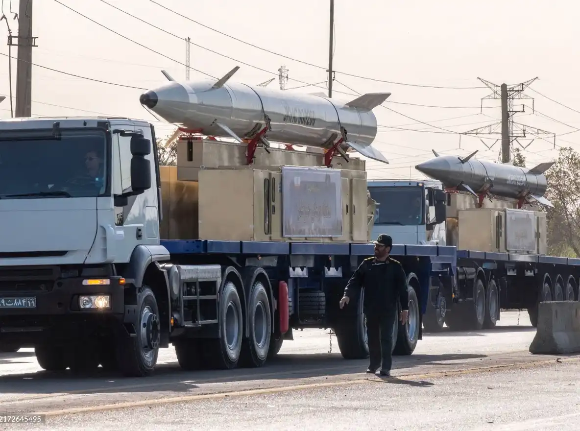 އީރާނުގެ އަސްކަރީ ޕެރޭޑެއްގެ ތެރެއިން، އެ ގައުމުން އުފެއްދި އެންމެ ފުރަތަމަ ހައިޕަރސޮނިކް މިސައިލް ކަމަށްވާ "ފައްތާހު" އާއި، "ޚައިބަރު ޝަކަން" ބެލިސްޓިކް މިސައިލް ދައްކާލަނީ.