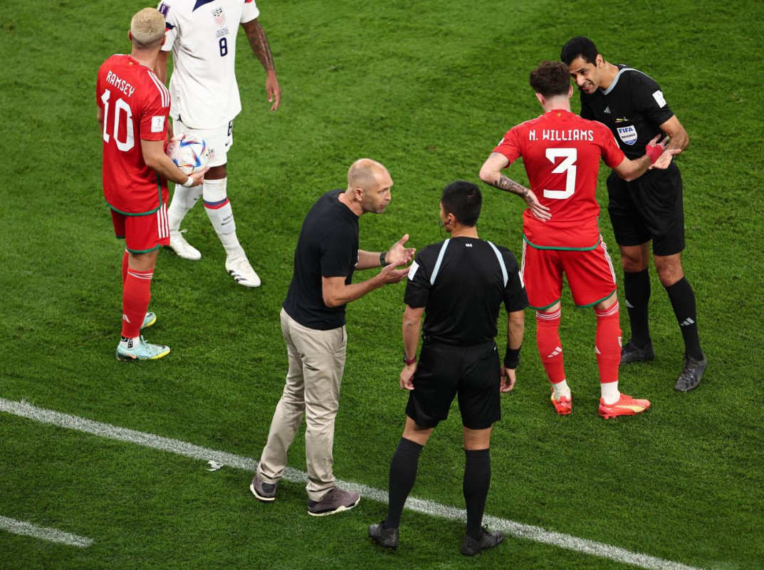 ވޭލްސް އާއި އެމެރިކާ ކުޅުނު މެޗުގެ ތެރެއިން، އެމެރިކާގެ ކޯޗު އަދި ކުޅުންތެރިން މެޗު އޮފިޝަލުންނާ ވާހަކަ ދައްކަނީ: ފޮޓޯ - ރޮއިޓާސް  