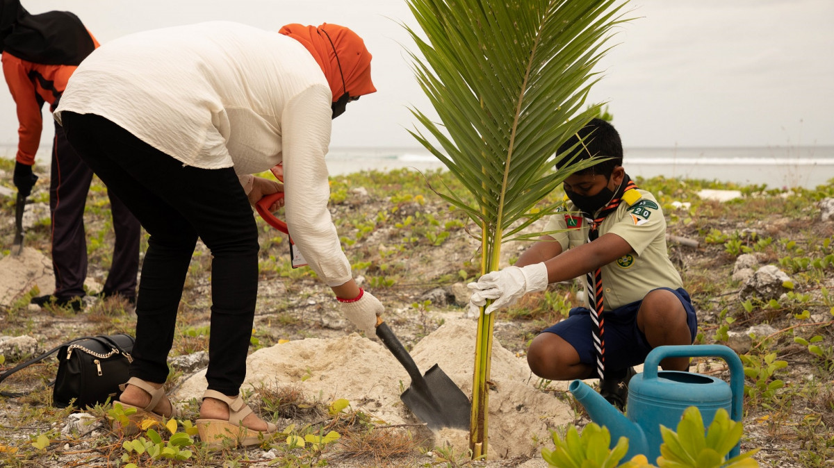 އިމާދުއްދީން ސްކޫލުގެ އަހަރީ ދުވަސް ފާހަގަ ކުރުމުގެ ގޮތުން ހުޅުމާލޭ ފޭސް 2 ގައި ގަސް އިންދުމުގެ ޕްރޮގްރާމެއް ކުރިޔަށް ގެންދިޔުން - ފޮޓޯ: އަތޫފް އާތިފް / ރާއްޖޭޓީވީ