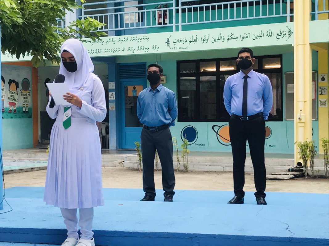 ކޯވިޑް19އާއި ގުޅިގެން ސްކޫލްތައް ބަންދުކުރުމަށްފަހު، އައު އާންމު ހާލަތުގެ ތައްޔާރީތަކާއެކު އަލުން ހުޅުވާލުން - ދަރިވަރުން އަދި ސްކޫލްގައި މަސައްކަތްކުރާ އެންމެހާ މުވައްޒަފުންވެސް މާސްކް އެޅުމަސް ވަނީ ކަނޑައަޅާފައި -  ފޮޓޯ: އެޑިއުކޭޝަން މިނިސްޓްރީ