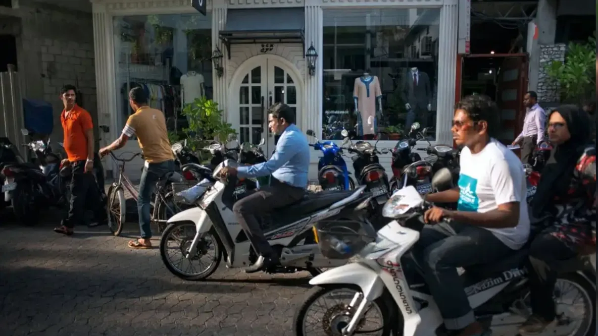 މާލޭގެ މަޖީދީ މަގުގައި ބަޔަކު ސައިކަލުގައި ދުއްވާފައި ދަނީ
