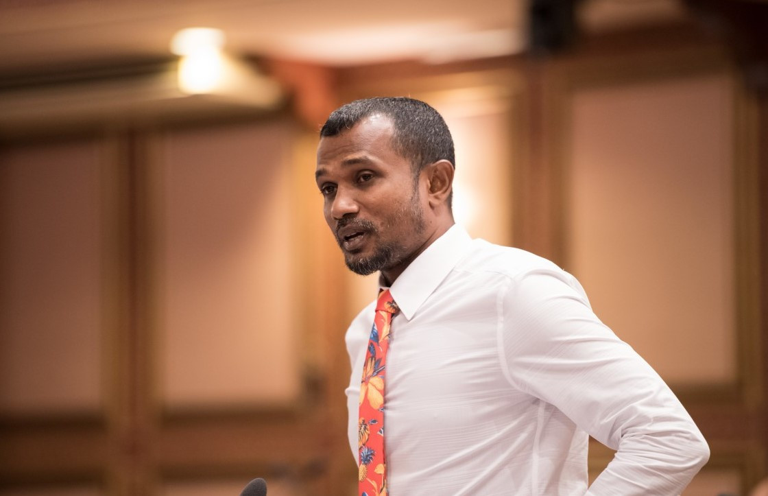 މަޖިލީހުގެ ޖަލްސާއެއްގައި މެމްބަރު ޓޮމް