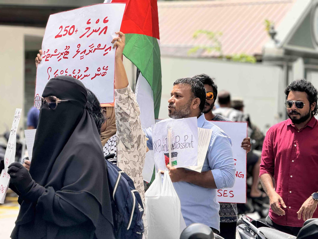 އިޒްރޭލް ޕާސްޕޯޓް މަނާކުރުމަށް ގޮވާލާ ކުރި މުޒާހަރާގެ ތެރެއިން - އެއްވުން ބޭއްވުމަށް އެންމެ ފުރަތަމަ ނިންމީ ރައީސް އޮފީސް ކައިރީގައި - ފޮޓޯ: ޙުސައިން މަޚްތޫމް