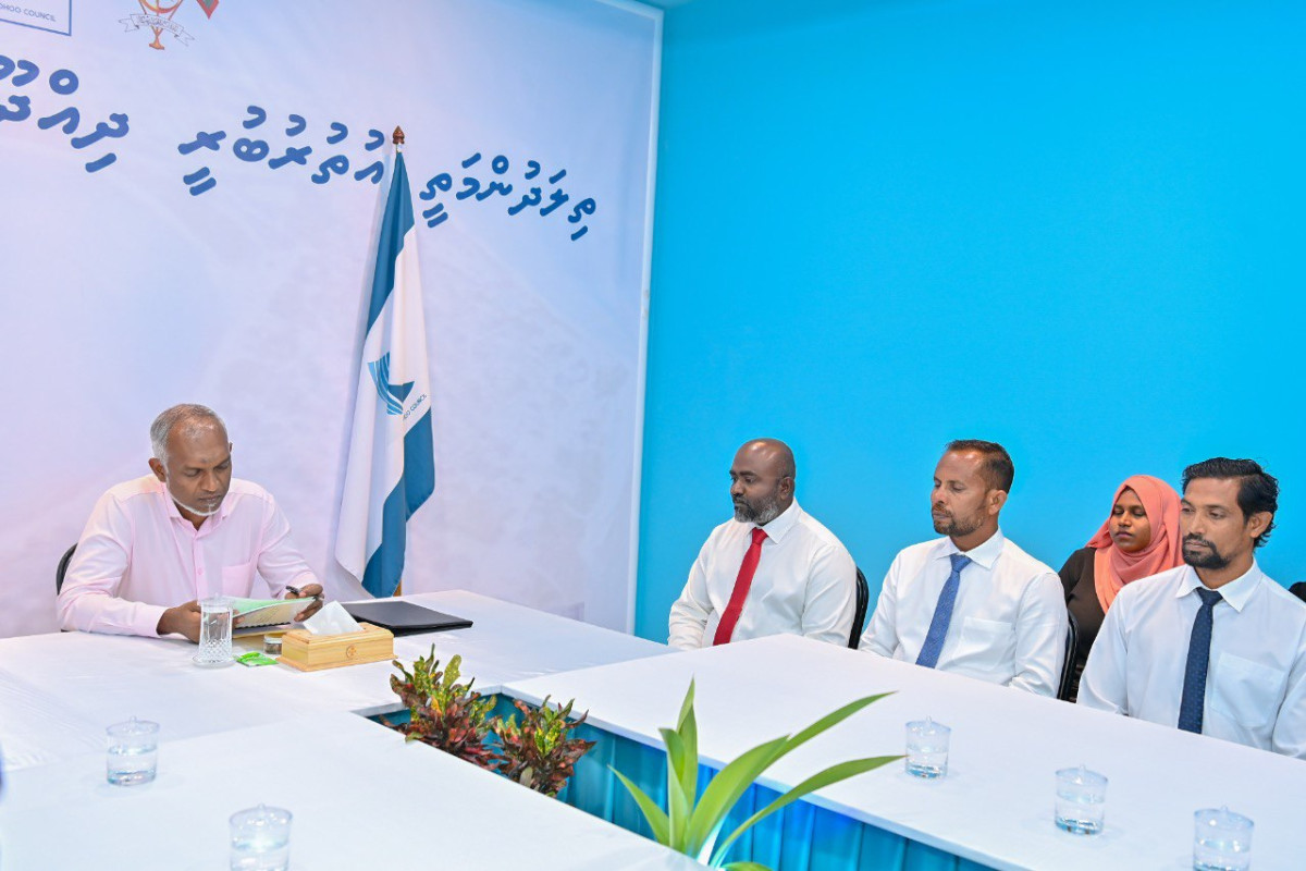 The president met members of HA. Dhidhdhoo council and WDC on Saturday