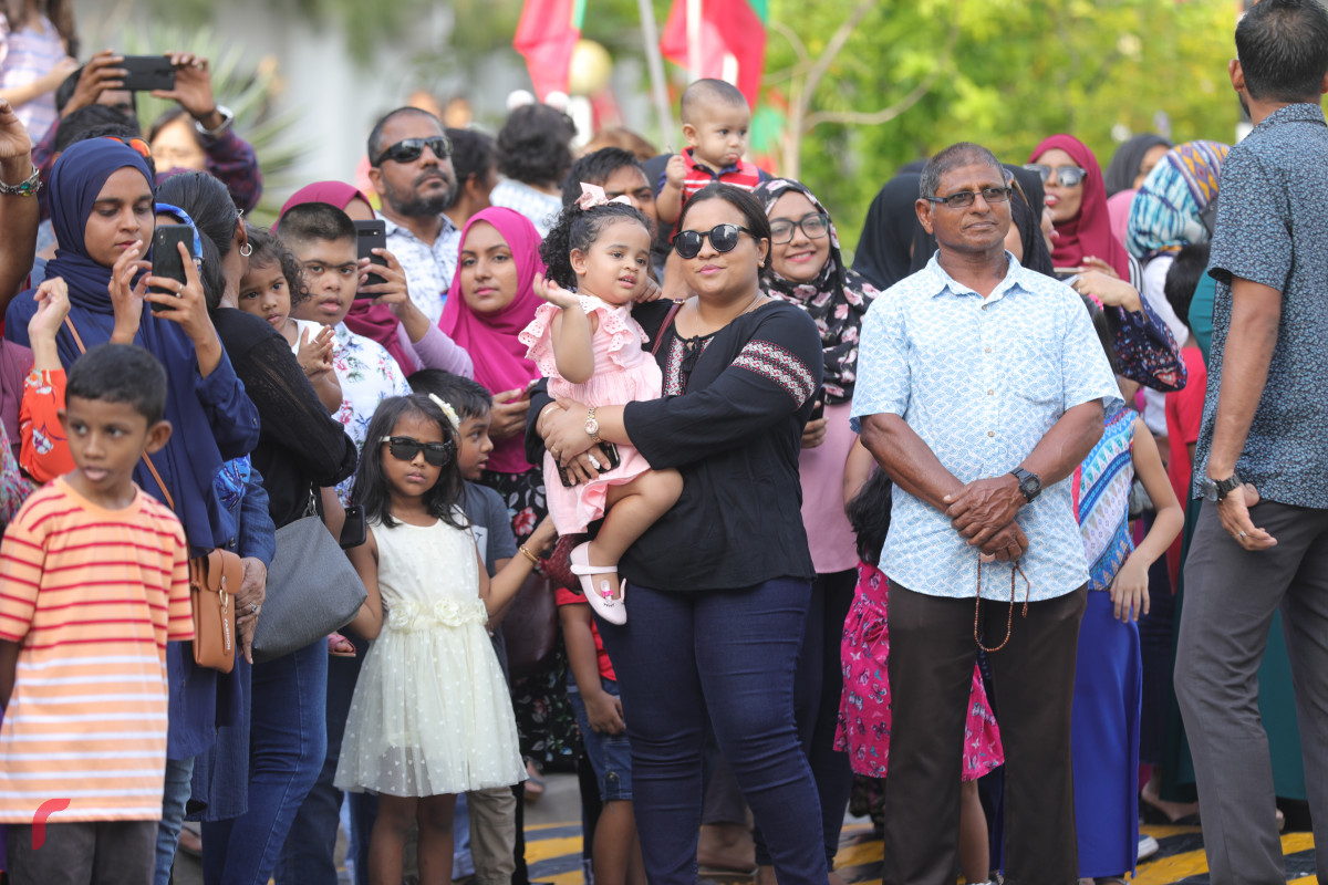 27 ޖުލައި 2019 --ގިނަ އަދަދެއްގެ ކުޑަކުދިންނާއި ބޮޑެތި މީހުން މިނިވަން ކަމާއެކީ މަގުތައް މައްޗައް ނިކުމެ އުފާފާޅުކުރަނީ-- ފޮޓޯ: ޝުއައިބް މުހައްމަދު