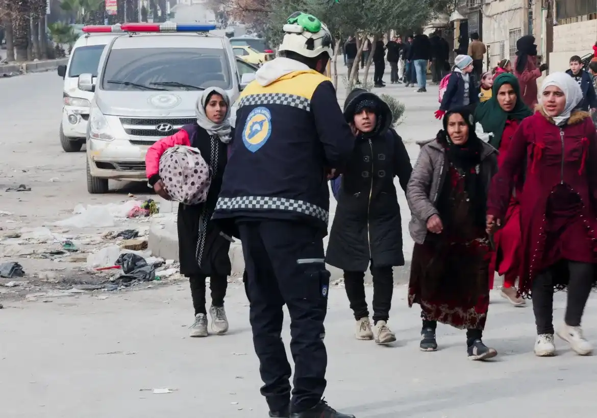 "އަހަރެމެން ފިލައިގެން ދިޔަޔަސް، ދާންވީ ތަނެއް ނޭނގެ. 14 އަހަރުގެ ހަނގުރާމަ، ހީވަނީ އެއީ ފުދޭވަރެއްހެން،" ހަމައެކަނި ނަން ދިން އުމުރުން 38 އަހަރުގެ އަހުމަދު އޭނާގެ ދަރިފުޅު ބުރަކަށިމަތީ ގައި އުފުއްލަމުން އޭއެފްޕީ ނިއުސް އޭޖެންސީއަށް ބުނި - ފޮޓޯ: ރޮއިޓަރސް