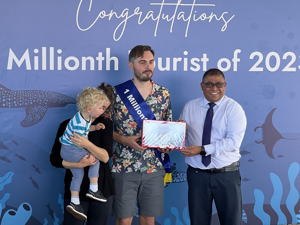 އެއްމިލިއަން ވަނަ ފަތުރުވެރިޔާއަށް ޓޫރިޒަމް މިނިސްޓަރު ހަދިޔާ ހަވާލުކުރައްވަނީ