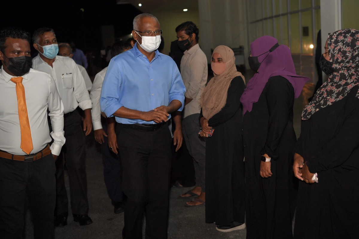 ރައީސް ސޯލިހު ތިމަރަފުއްޓަށް ވަޑައިގަތުން - ރައީސްގެ މި ދަތުރުފުޅުގައި އެ އަތޮޅު އޮމަދޫ ބަނދަރު ހުޅުއްވައިދެއްވައި އެރަށު ރައްޔިތުންނާ ބައްދަލުކުރެއްވުމަށް ވަނީ ހަމަޖެހިފައި - ފޮޓޯ: ރައީސް އޮފީސް