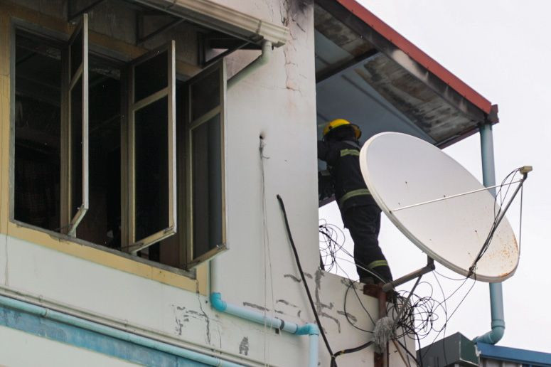 ގ. ތުނޑި އިމާރާތުގެ 4 ވަނަ ފަންގިފިލާގައި އަލިފާން ރޯވުން - މި ޙާދިސާގައި އެއްވެސް މީހަކަށް އަނިޔާވެފައެއް ނުވޭ - ފޮޓޯ: މުހައްމަދު އަނިލް