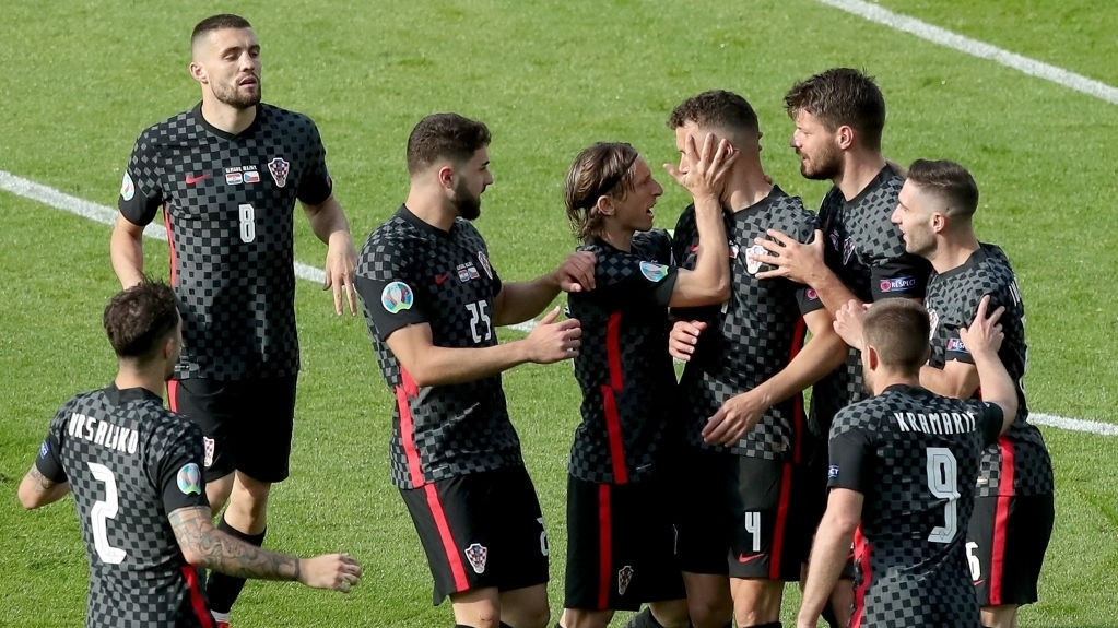 ކްރޮއޭޝިއާ އާއި ޗެކް ރިޕަބްލިކް ބައްދަލުކުރި މެޗުގެ ތެރެއިން ކްރޮއޭޝިއާ ކުޅުންތެރިން ލަނޑު ޖެހުމަށްފަހު އުފާފާޅު ކުރަނީ - ފޮޓޯ: ގެޓީ އިމޭޖަސް