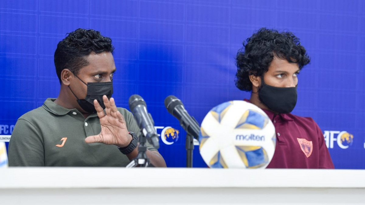 ކުލަބު އީގަލްސްގެ ކޯޗު މުޙައްމަދު ޝާޒްލީ (ޝާޒް) އާއި ކެޕްޓަން ހުސެއިން ޝިފާއު ޔޫސުފް (ކުރޯ)