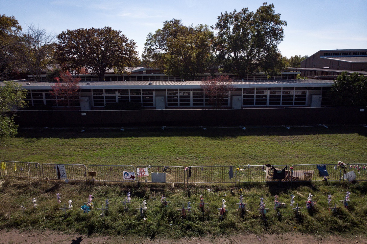 އެ ހަމަލާ ދިން ޒުވާނާ ވަނީ އޭނާގެ މާމަ މަރާލައިފައި ކަމަށް ވެސް އެމެރިކާގެ ލޯ އެންފޯސްމަންޓް އޮފިޝަލަކާ ހަވާލާދީ ނޫސްތަކުގައި ވަނީ ރިޕޯޓް ކޮށްފަ - ފޮޓޯ: ރޮއިޓަރސް