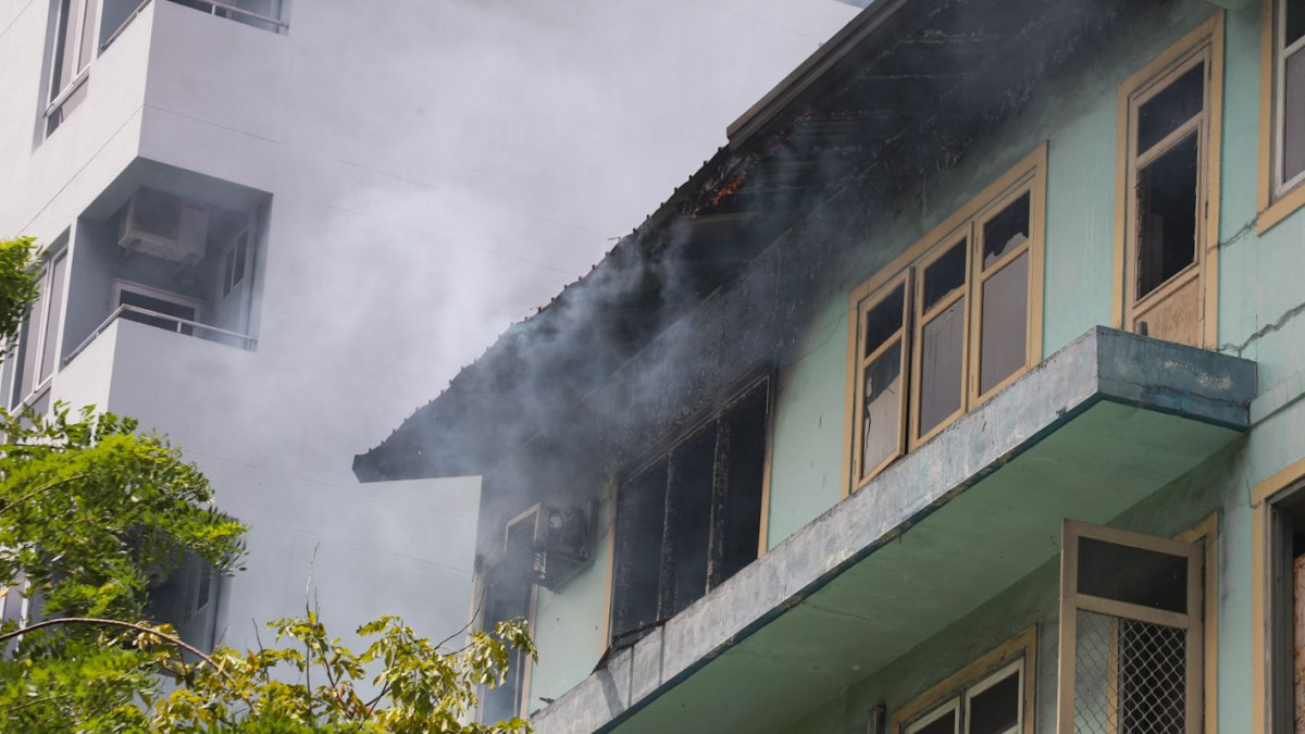 ގ. ތުނޑި އިމާރާތުގެ 4 ވަނަ ފަންގިފިލާގައި އަލިފާން ރޯވުން - މި ޙާދިސާގެ ސަބަބުން ހަމައެކަނި ގެއްލުންވެފައިވަނީ ގ. ތުނޑި 4 ވަނަ ފަންގިފިލާއަށް އެކަނި - ފޮޓޯ: މުހައްމަދު އަނިލް