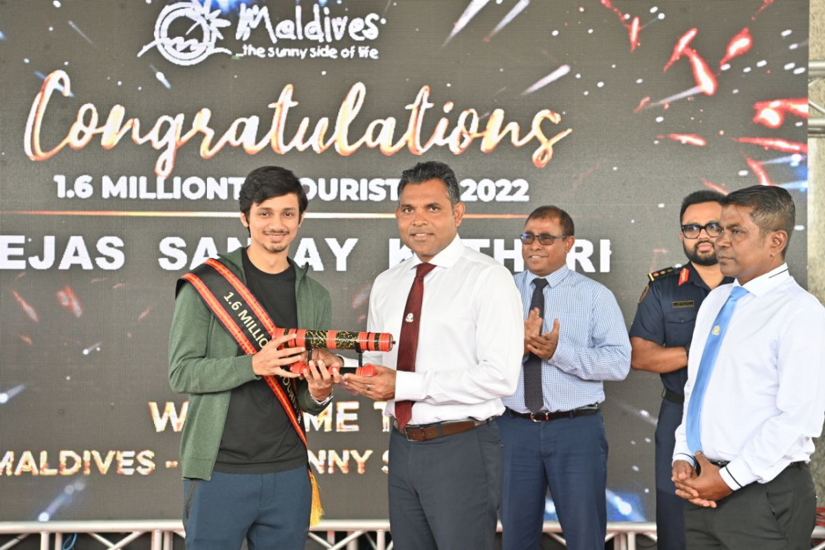 Vice President Faisal Naseem welcoming the 1.6 millionth tourist of 2022