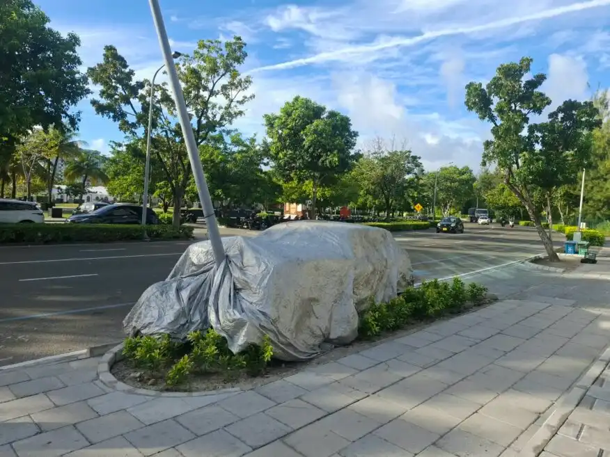 މާލެ ޓެކްސީ ލައިންގެ ކާރެއް ޕޭމެންޓު މަތީގައި ހުރި ހޮޅިދަނޑިއަކަށް އަރާފައި