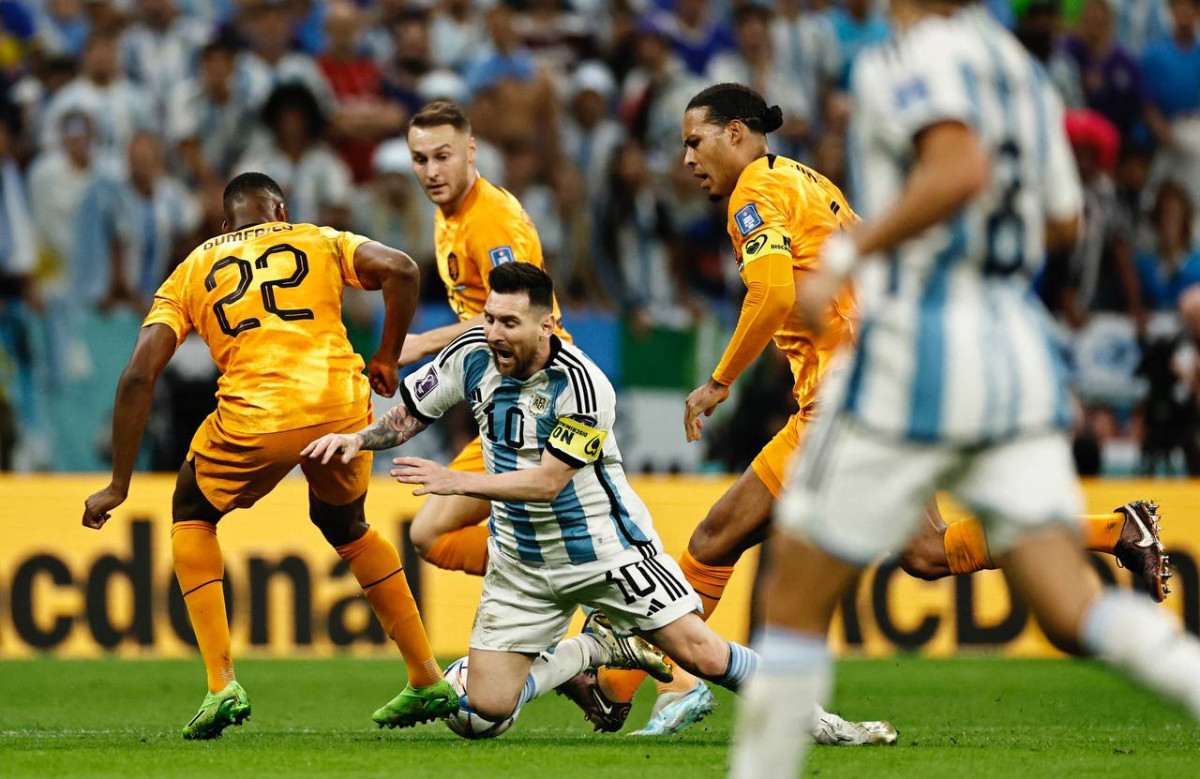 އާޖެންޓީނާ އަދި ނެދަލެންޑްސް ކުޅުނު މެޗުގެ ތެރެއިން - ފޮޓޯ: ރޮއިޓާސް