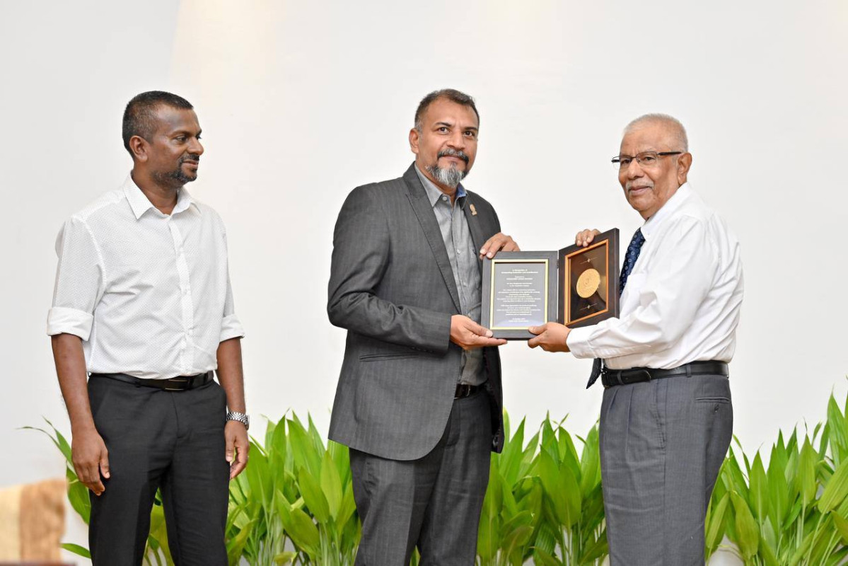 އެމްޔޫ މަނިކަށް އެވޯޑް ހަވާލުކުރައްވަނީ