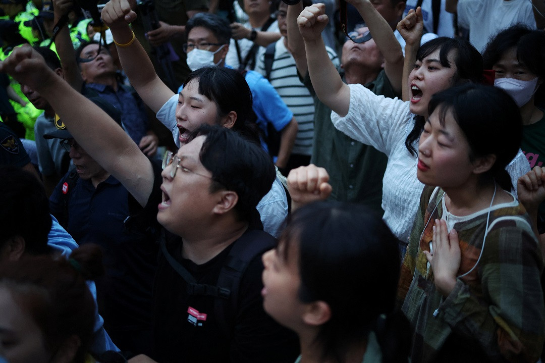 ޖަޕާނުގެ ފުކުޝީމާ ޕްލާޓުން ކަނޑަށް ފެން ބޭރުކުރުމާ ދެކޮޅަށް ދެކުނު ކޮރެއާގައި މުޒާހަރާކުރަނީ - ފޮޓޯ: ރޮއިޓަރސް