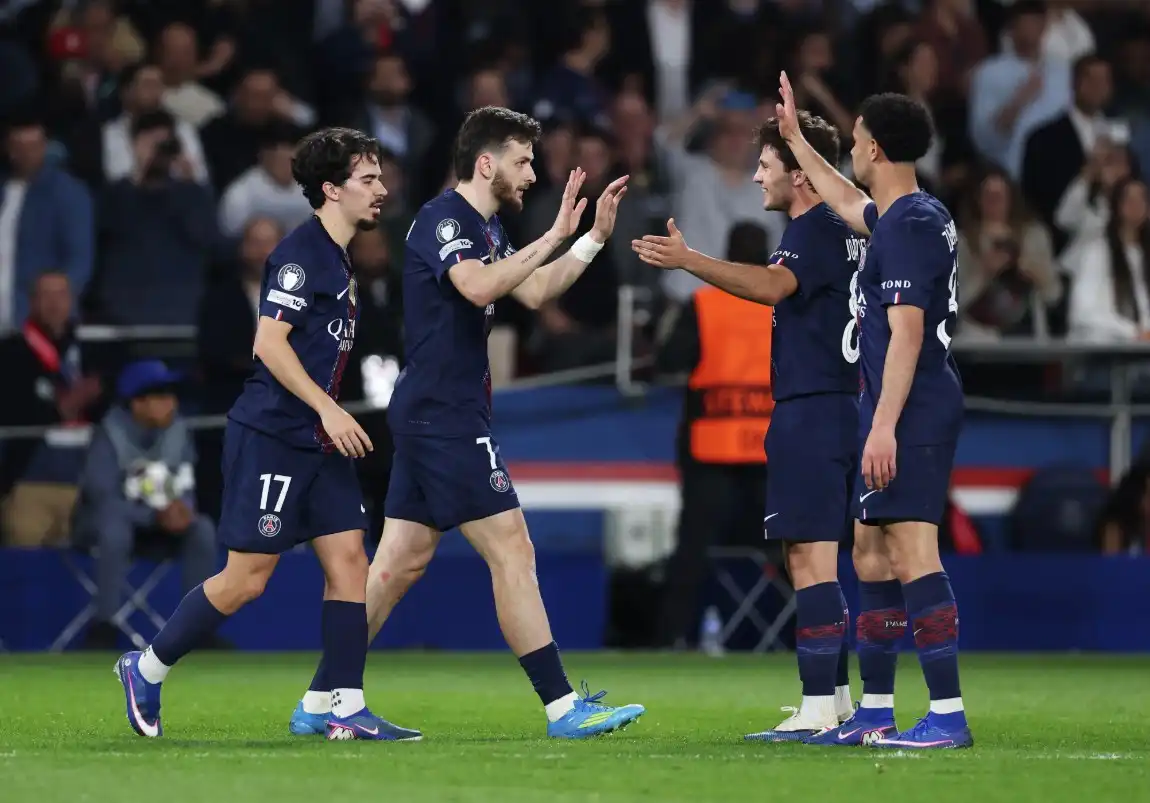 މެޗުގައި ލަނޑު ޖެހުމަށް ފަހު ޕީއެސްޖީގެ ކުޅުންތެރިން އުފާ ފާޅު ކުރަނީ