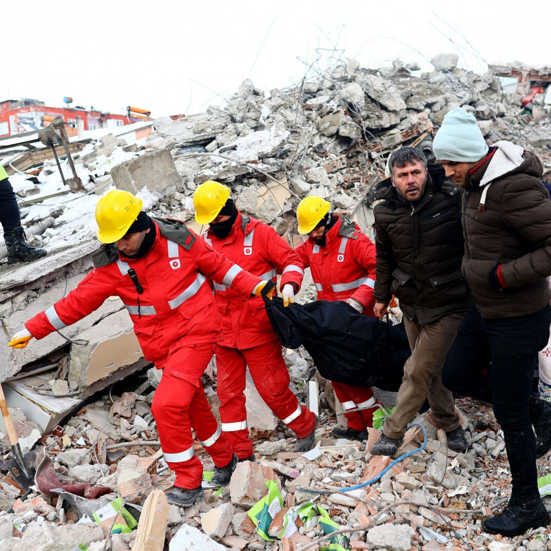 ތުރުކީއަށް އައި ބިންހެލުމުގައި އަނިޔާވި މީހުން ސަލާމަތް ކުރުމުގެ މަސައްކަތް ކުރަނީ