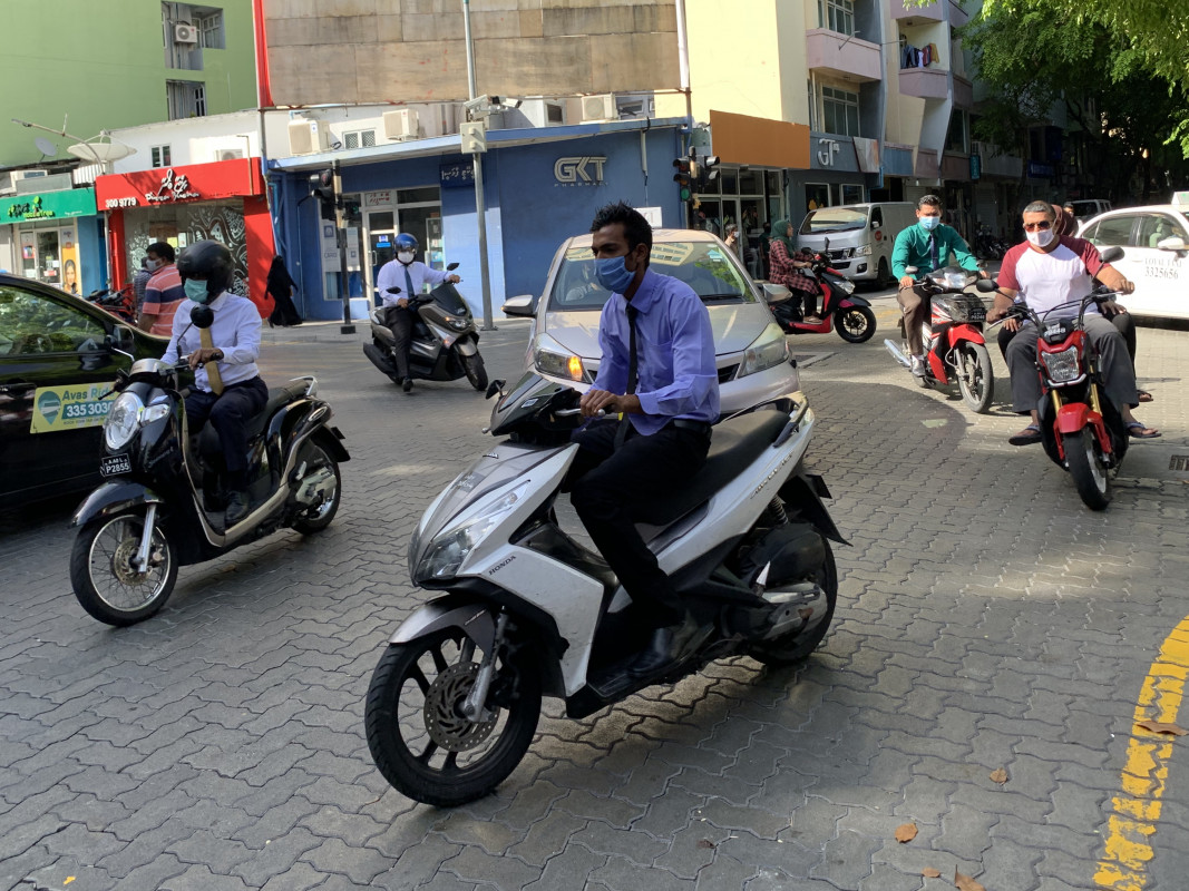 މާލޭގެ އެންމެ ކާރުބާރުބޮޑު އެއްސަރަހައްދު ކަމަށްވާ މަޖީދީ މަގާއި ސޯސަންމަގު، ހަތަރުއަނގޮޅި: 7 ފެބްރުއަރީން ފެށިގެން ރާއްޖޭގެ ހުރިހާ ރަށެއްގެ ރައްޔިތުން އާންމު ތަންތާ އުޅޭއިރު މާސްކު އެޅުން މަޖުބޫރު