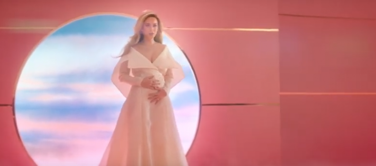 ކޭޓީ ޕެރީގެ އާ ވީޑިއޯ ލަވަ \"ނެވަރ ވޯން ވައިޓް\"ގެ މަންޒަރެއް