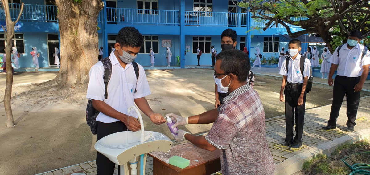 ކޯވިޑް19އާއި ގުޅިގެން ސްކޫލްތައް ބަންދުކުރުމަށްފަހު، އައު އާންމު ހާލަތުގެ ތައްޔާރީތަކާއެކު އަލުން ހުޅުވާލުން- ސްކޫލްތަކުގައި އަތް ދޮވެވޭނެ އަދި ސެނިޓައިޒް ކުރެވޭނެ އިންތިޒާމް ހަމަޖެހިފައި ހުންނަން ވާނެ ކަމަށް އުސޫލުގައި ވަނީ ބަޔާންކޮށްފައި - ފޮޓޯ: އެޑިއުކޭޝަން މިނިސްޓްރީ