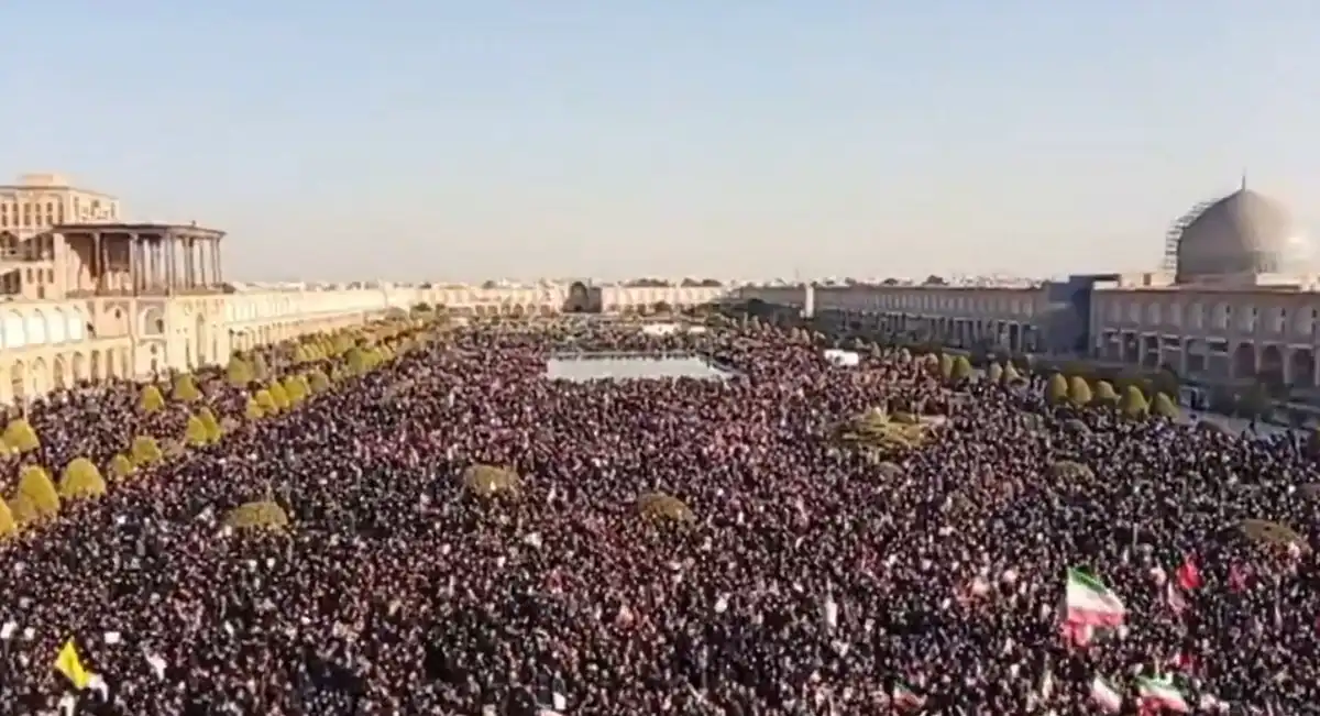 ޚާމަނާއީ އަވަހާރަ ކޮށްލުމުގެ ހިތާމަ ފާޅު ކުރުމަށް އީރާންގެ އިސްފަހާން އަށް ޖަމާވެފައިވާ މީހުން