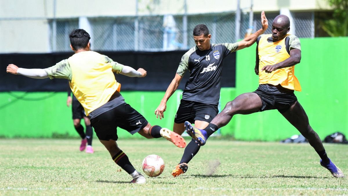 ހޮނިހިރު ދުވަހު ހެންވޭރު ދަނޑުގައި ބެންގަލޫރު ޓީމުން ކުރިއަށްގެންދިޔަ ފަރިތަކުރުންތަކުގެ ތެރެއިން