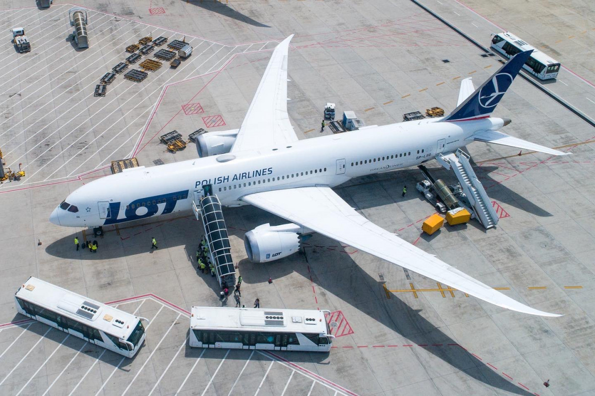 ލޮޓް ޕޮލިޝް އެއަލައިންގެ ބޯޓެއް ވެލާނާ އިންޓަނޭޝަނަލް އެއަރޕޯޓުގައި