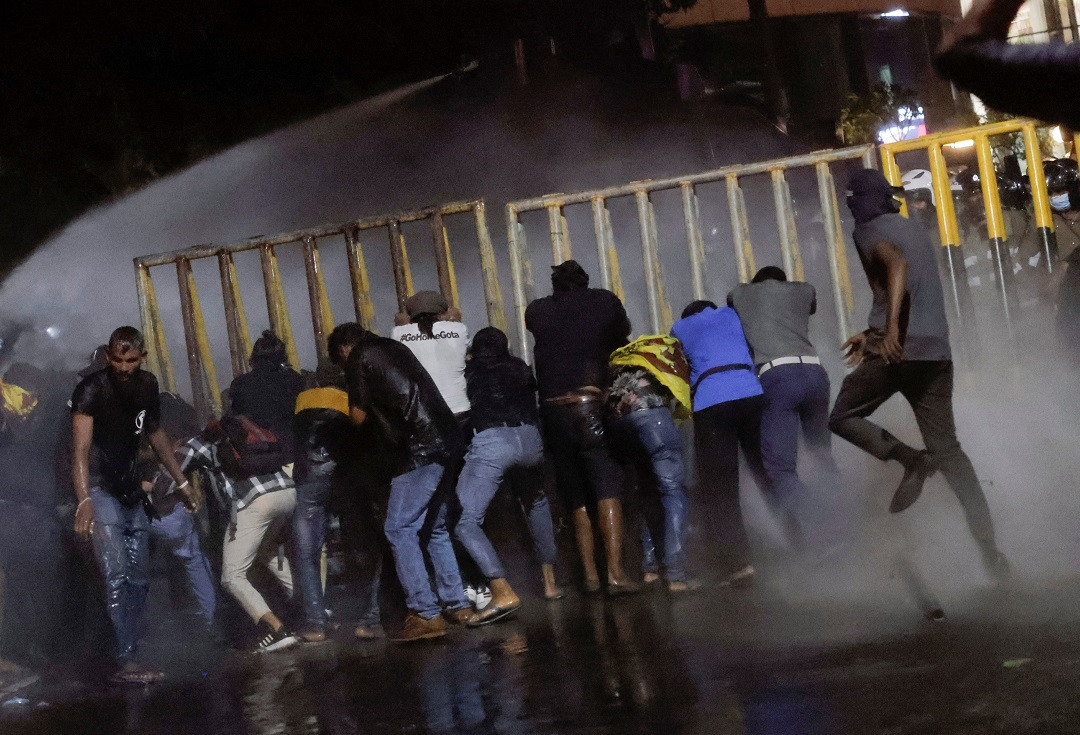 ލަންކާގައި ކުރިއަށްގެންދާ މުޒާހަރާތައް ހުއްޓުވުމަށް ފުލުހުން ވަނީ ވޯޓަރ ކެނޮން ބޭނުންކޮށްފައި - ފޮޓޯ: ރޮއިޓަރސް