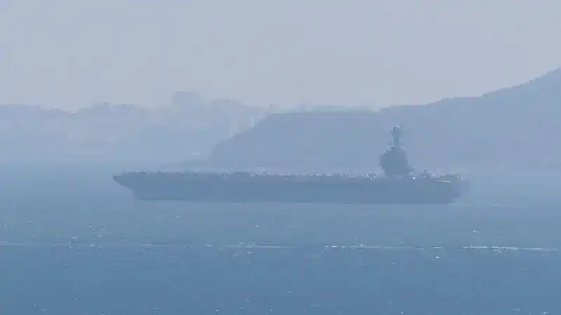 މިއީ ސޯޝަލް މީޑިއާގައި ދައުރުވަމުންދާ ވީޑިއޯއަކުން ނަގާފައިވާ މަންޒަރެއް. 2026 ފެބްރުއަރީ 20 ވަނަ ދުވަހު ޖިބްރޯލްޓާ ކަނޑުގެ ސަރަހައްދުން ފެންނަ މި މަންޒަރުން ފެންނަނީ ޔޫއެސްއެސް ޖެރަލްޑް އާރް. ފޯޑް މަތިންދާބޯޓު އުފުލާ މަނަވަރު ދަތުރުކުރަމުންދާ މަންޒަރެއް. މި މަންޒަރުގެ ފަހަތުން އެފްރިކާގެ އުތުރު ބިތުގެ އައްސޭރިފަށް ފެންނަން އޮވޭ.