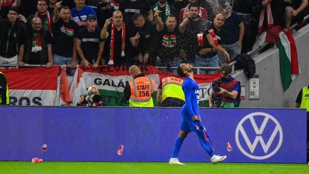 ސްޓާލިންއާ ދިމާލަށް ހަންގޭރީގެ ސަޕޯޓަރުން ތަށި ފަދަ ތަކެތި އުކަނިކޮށް