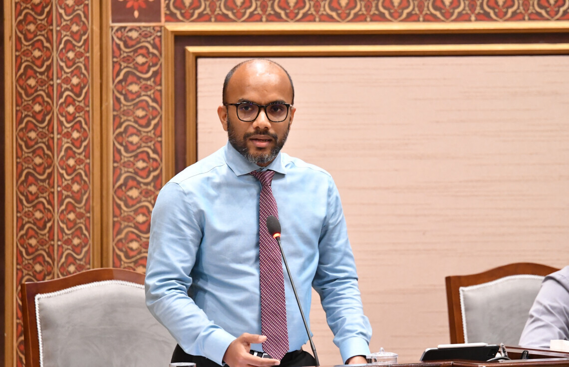 ފިނޭންސް މިނިސްޓަރު އިބްރާހީމް އަމީރު މަޖިލީހުގެ ޖަލްސާގައި މެންބަރުންގެ ސުވާލުތަކަށް ޖަވާބުދެއްވަނީ