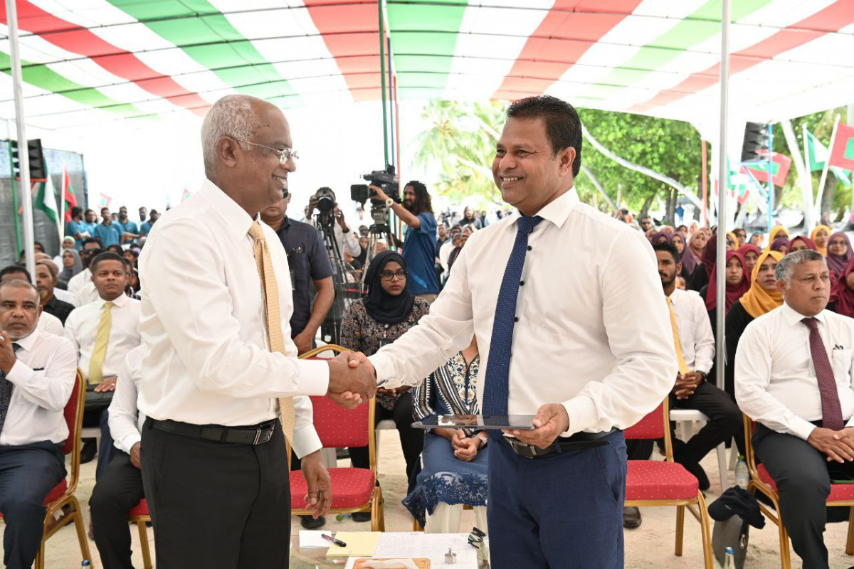 ރައީސް ފ. ބިލެއްދޫ އިންޖީނުގެ އާއި ފެނަކައިގެ އޮފީސް ހުޅުއްވައިދެއްވައި އެ ކުންފުނީގެ މެނޭޖިން ޑިރެކްޓަރަށް މަރުހަބާ ވިދާޅުވަނީ