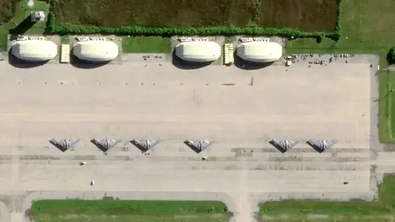 ޕްލެނެޓް ލެބްސް ޕީބީސީން 2025 އޭޕްރީލް 2 ވަނަ ދުވަހު ނަގާފައިވާ މި ސެޓެލައިޓް ފޮޓޯއިން ފެންނަނީ، އިންޑިއާ ކަނޑުގައި އޮންނަ ފޯޅަވަހި (ޑިއޭގޯ ގާސިއާ) ގައި ގާއިމުކޮށްފައިވާ އެމެރިކާގެ އަސްކަރީ މަރުކަޒުގެ ރަންވޭމަތީގައި އެމެރިކާގެ ބީ-2 މަރުކާގެ ހަ ބޮންއަޅާ ބޯޓު އޮތް މަންޒަރު.