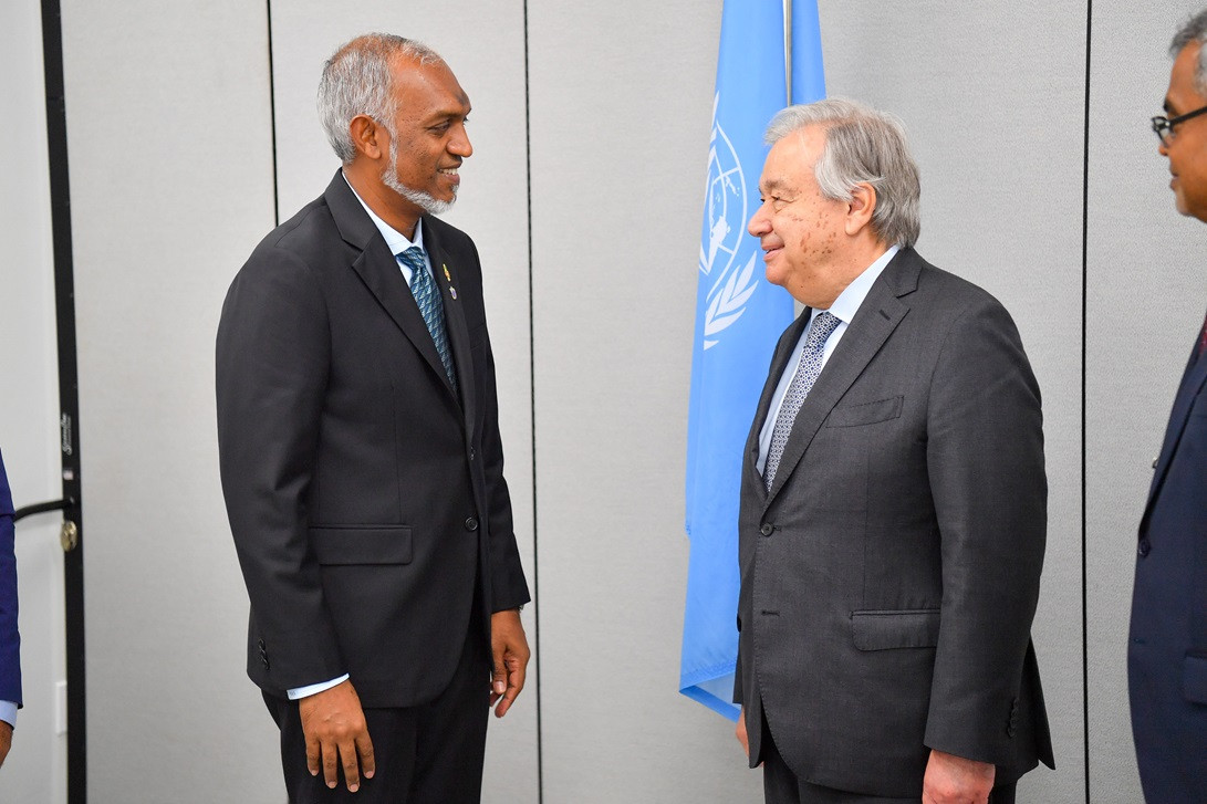 ރައީސުލްޖުމްހޫރިއްޔާ ޑޮކްޓަރ މުޙައްމަދު މުޢިއްޒު އެންޓީގާ އެންޑް ބާބިޔުޑާއަށް ކުރައްވަމުން ގެންދަވާ ދަތުރުފުޅުގެ ތެރެއިން އ.ދ.ގެ ސެކްރެޓަރީ ޖެނެރަލް އެންޓޯނިއޯ ގުޓްރެސްއާ ބައްދަލުކުރެއްވި - ފޮޓޯ: ރައީސް އޮފީސް