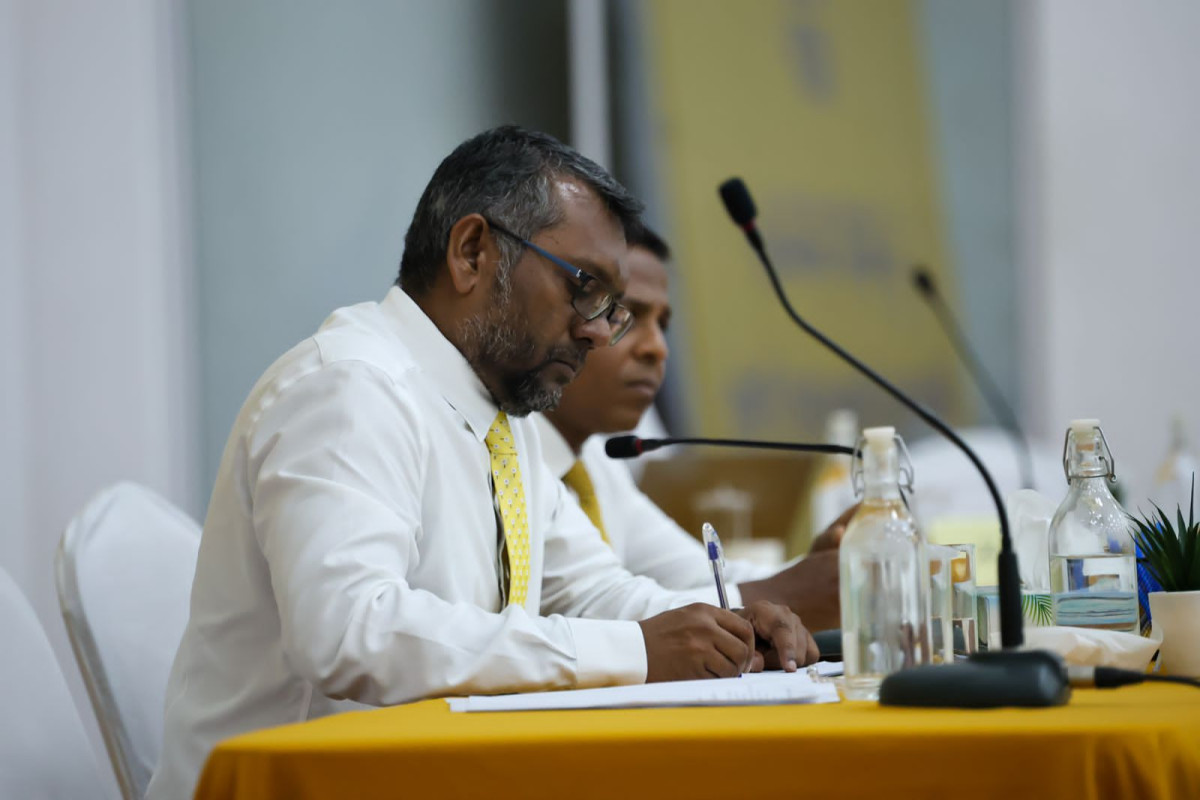 އެމްޑީޕީގެ 4 ވަނަ ދައުރުގެ ނުވަވަނަ ގައުމީ މަޖިލީހުގެ ޖަލްސާގެ ތެރެއިން - އުކުޅަހުގައި ކުރިއަށްދިއަ އެމްޑީޕީގެ ގައުމީ މަޖިލީހުގެ ބައްދަލުވުމުގެ ރިޔާސަތުގައި އެ ޕާޓީގެ ޗެއަރޕަރސަން ފައްޔާޒް އިސްމާއީލް - ފޮޓޯ: އެމްޑީޕީ