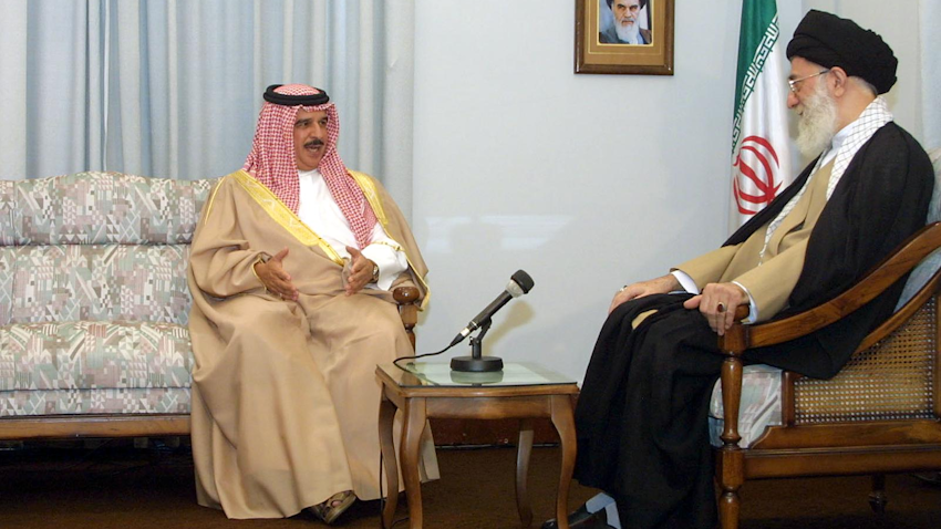 އީރާނުގެ ތެހެރާނުގައި ބަހްރެއިންގެ ރަސްގެފާނު ހަމާދު ބިން އީސާ އަލް ޚަލީފާއާ އީރާނުގެ އެންމެ މަތީ ލީޑަރު އާޔަތުالله އަލީ ޚާމަނާއީ ބައްދަލުކުރައްވަނީ