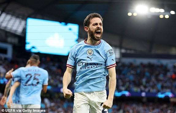 ބެނާޑޯ ސިލްވާ ގޯލް ޖަހާފައި އުފާ ފާޅުކުރަނީ