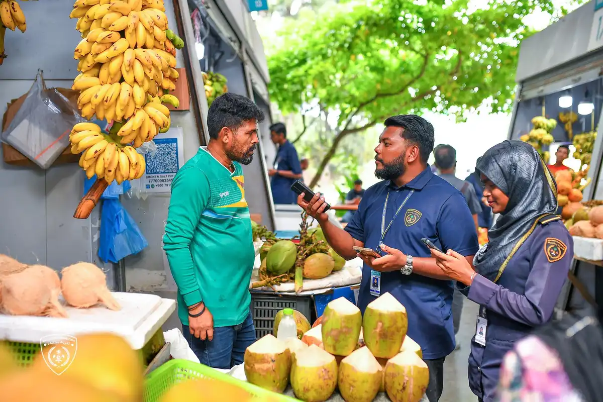 ގަވާއިދާ ހިލާފަށް މަސައްކަތްކުރާ ބިދޭސީން ހޯދުމަށްޓަކައި، ޓާސްކް ފޯސްއިން ހުޅުމާލެ ރަށު މާރުކޭޓުގައި ހާއްސަ ރޭޑެއް ކުރިއަށް ގެންދަނީ