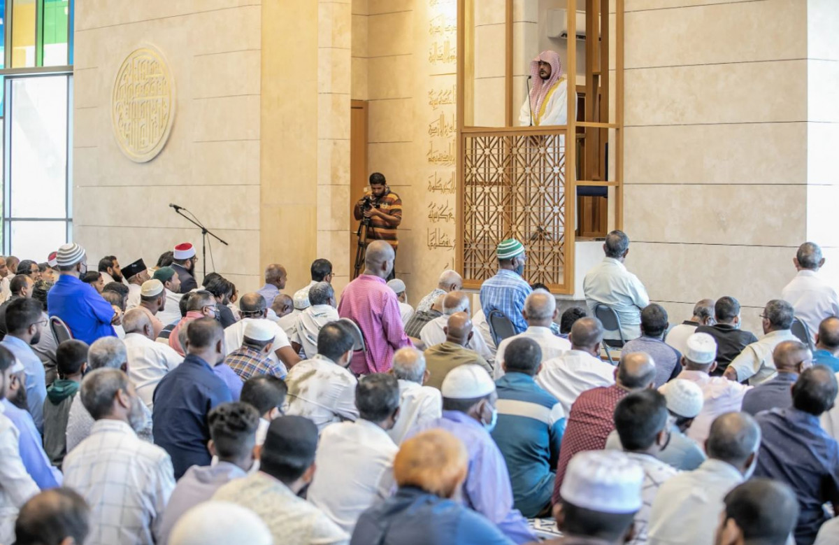 ކިންގ ސަލްމާން މިސްކިތުގައި ނަމާދުކުރަނީ